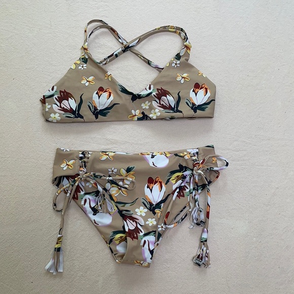 Bikini - Picture 1 of 2